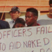 Caso Dahmer, manifestanti con cartello "Officers fail to aid naked bleeding boy. Boy killed"