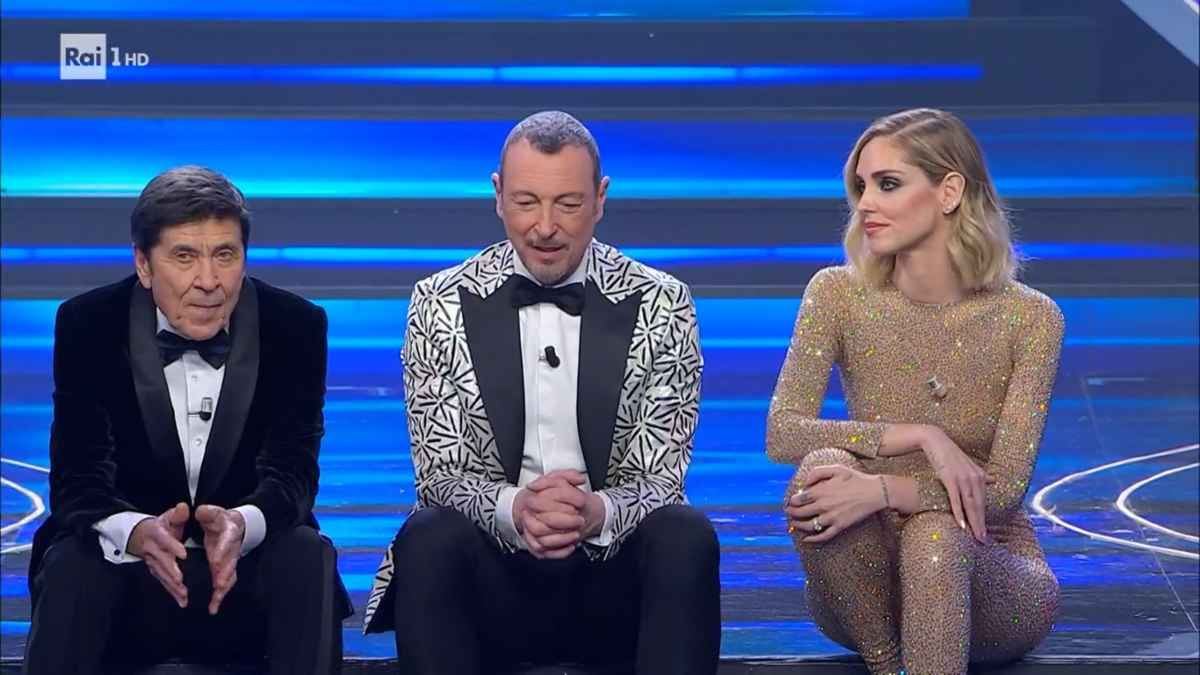 Gianni Morandi, Amadeus e Chiara Ferragni seduti sui gradini a Sanremo